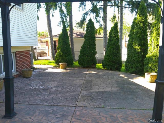 2803 Lexington Court, Trenton, MI 48183