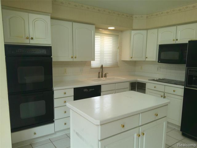 2803 Lexington Court, Trenton, MI 48183