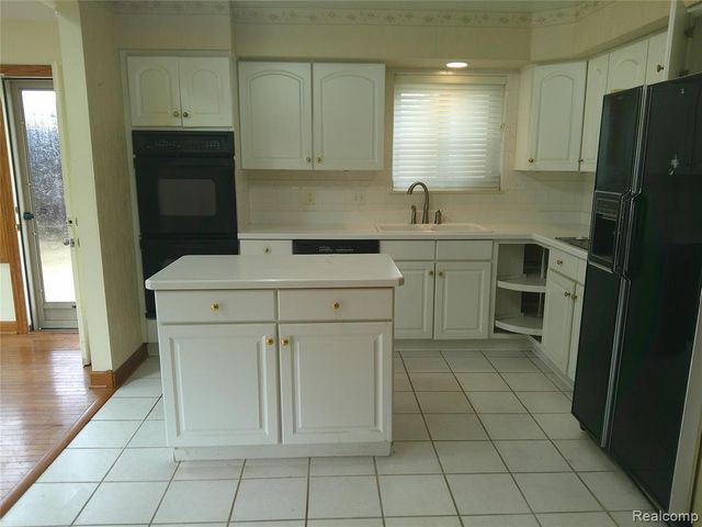 2803 Lexington Court, Trenton, MI 48183