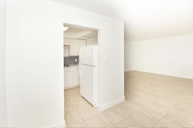 402 Lake Shore Drive 207, Lake Park, FL 33403