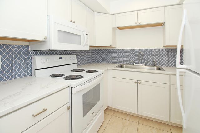 402 Lake Shore Drive 207, Lake Park, FL 33403