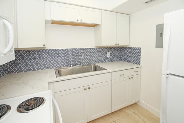 402 Lake Shore Drive 207, Lake Park, FL 33403