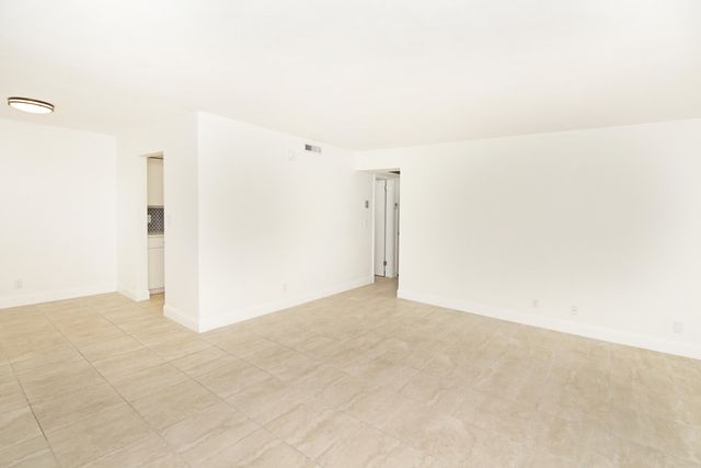 402 Lake Shore Drive 207, Lake Park, FL 33403