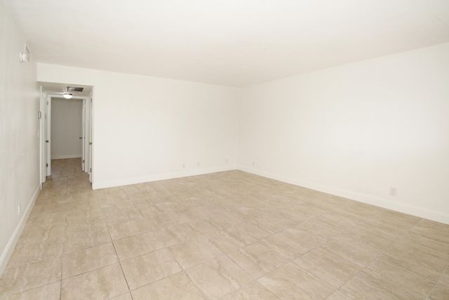 402 Lake Shore Drive 207, Lake Park, FL 33403