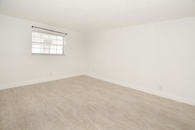 402 Lake Shore Drive 207, Lake Park, FL 33403