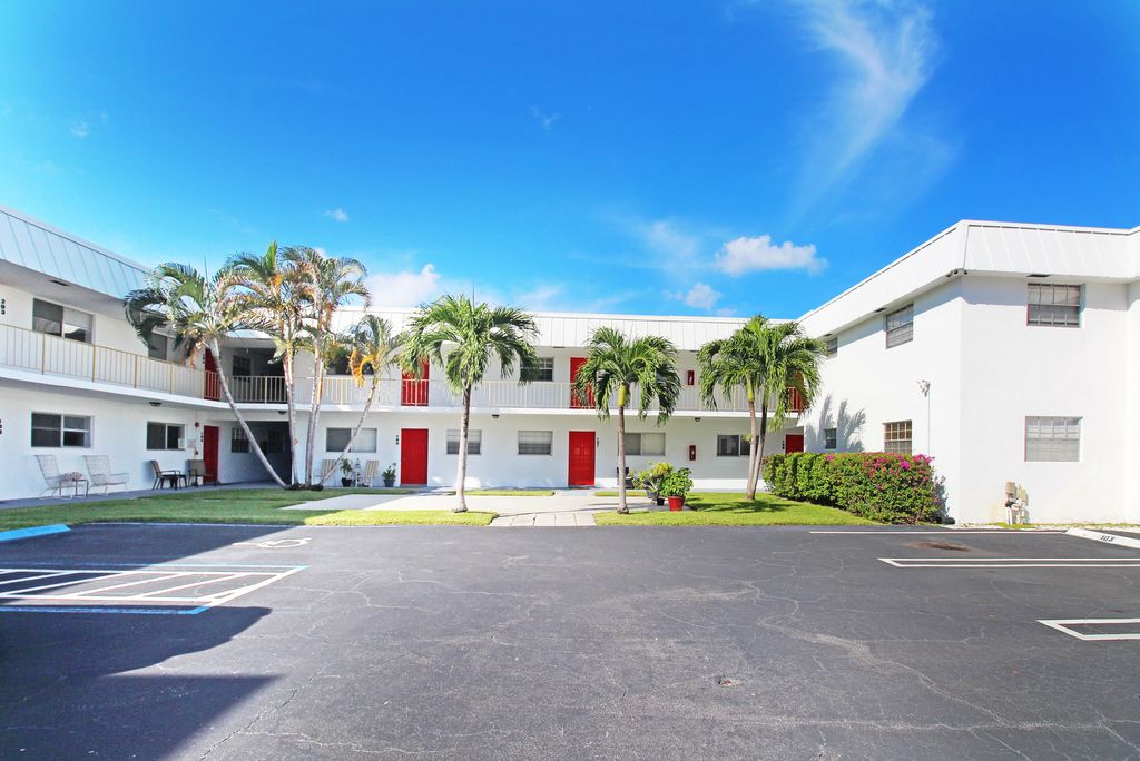 402 Lake Shore Drive 207, Lake Park, FL 33403