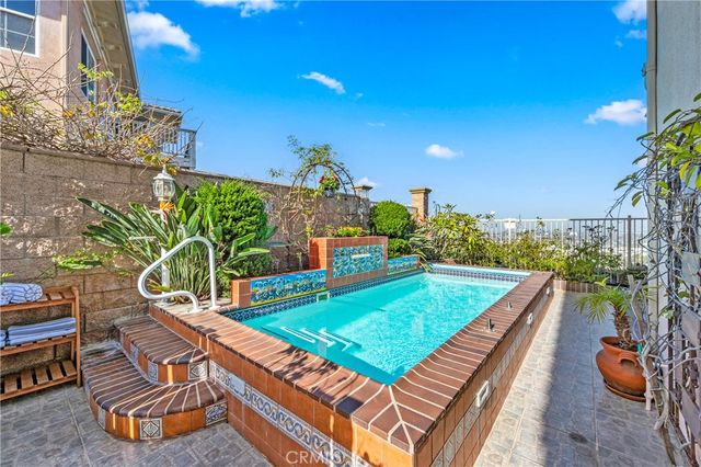 2239 Starlight Ln, Signal Hill, CA 90755