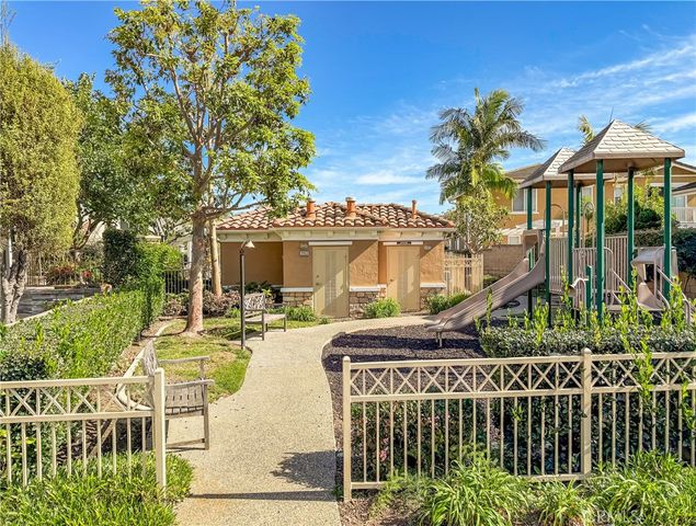 2239 Starlight Ln, Signal Hill, CA 90755