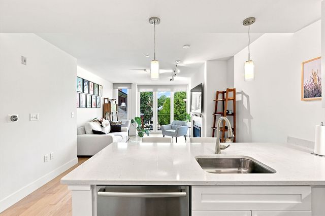7 Beech St 219, Cambridge, MA 02140