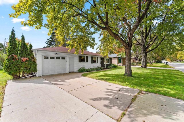 1575 FOREST GLEN DRIVE, Green Bay, WI 54304