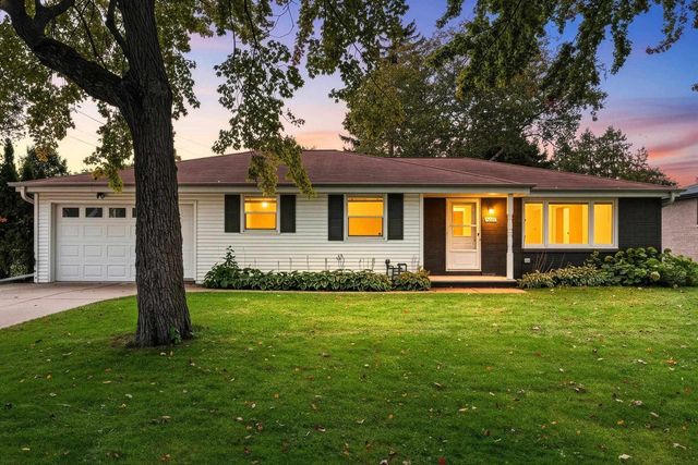 1575 FOREST GLEN DRIVE, Green Bay, WI 54304