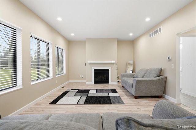 8117 Vermont Avenue, Warren, MI 48093