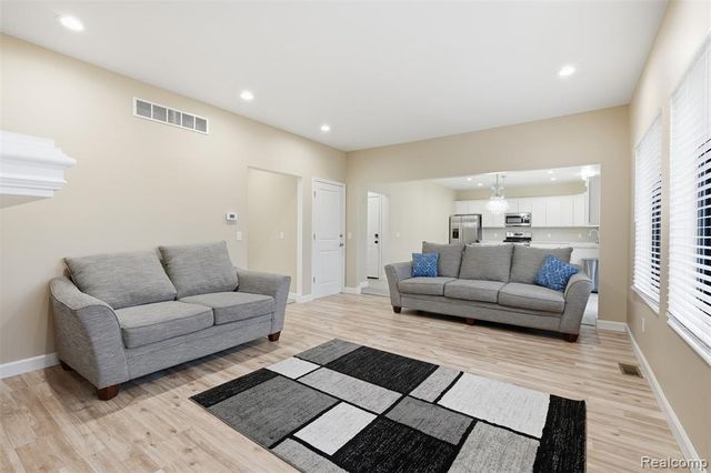 8117 Vermont Avenue, Warren, MI 48093