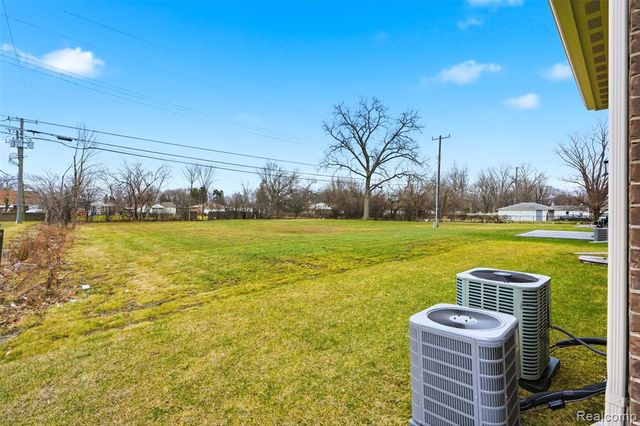 8117 Vermont Avenue, Warren, MI 48093