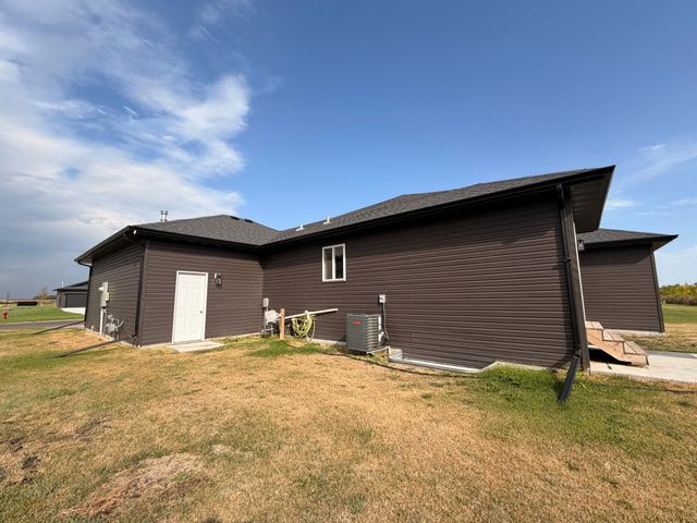 10258 Burgundy Drive, Horace, ND 58047