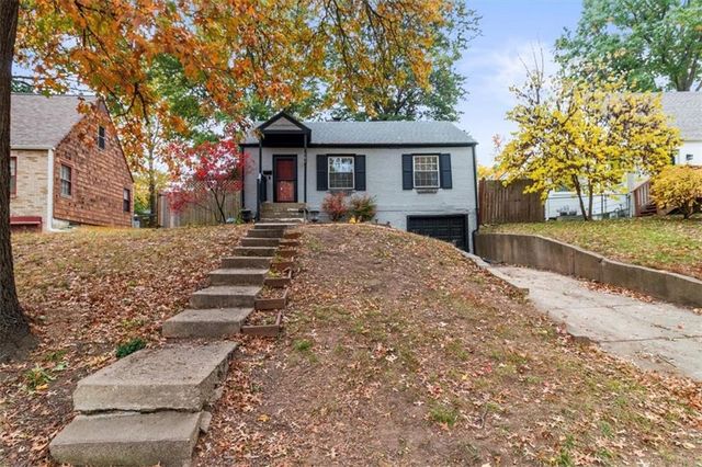 101 E Pocahontas Lane, Kansas City, MO 64114