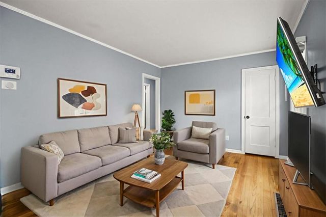 101 E Pocahontas Lane, Kansas City, MO 64114