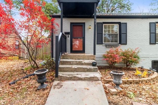 101 E Pocahontas Lane, Kansas City, MO 64114
