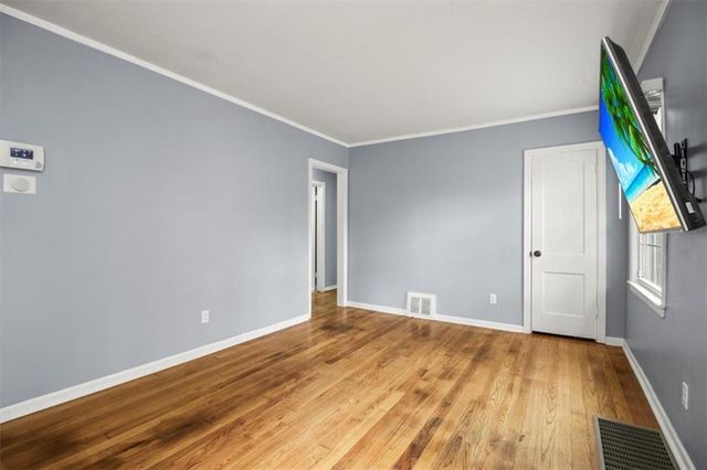 101 E Pocahontas Lane, Kansas City, MO 64114