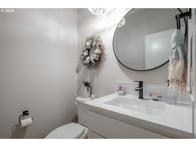 494 Troon Ave, Woodburn, OR 97071