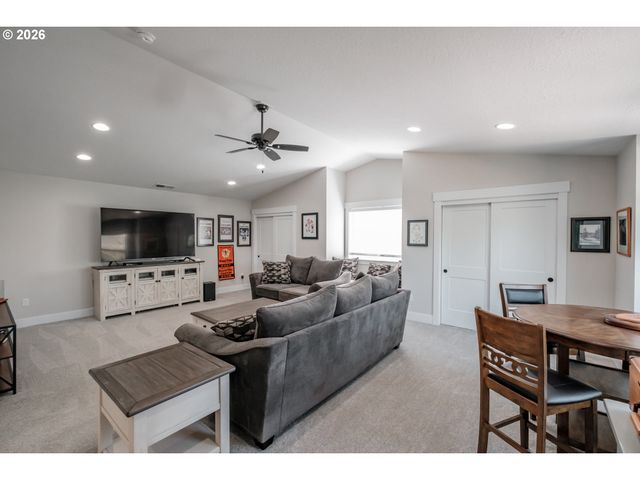 494 Troon Ave, Woodburn, OR 97071