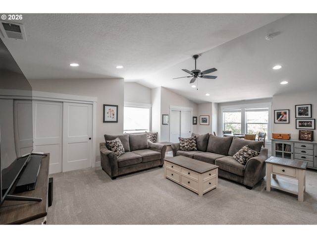 494 Troon Ave, Woodburn, OR 97071