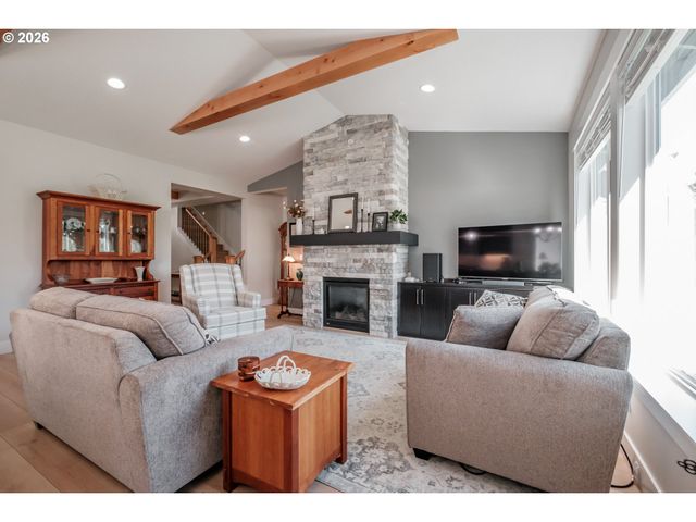 494 Troon Ave, Woodburn, OR 97071