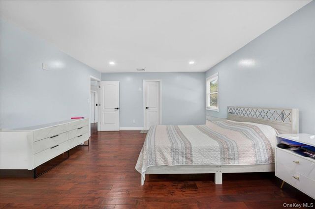 2 Vanderbilt Parkway, Dix Hills, NY 11746