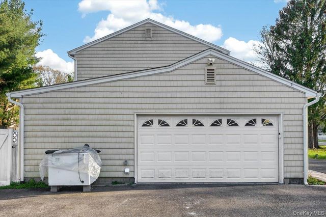 2 Vanderbilt Parkway, Dix Hills, NY 11746