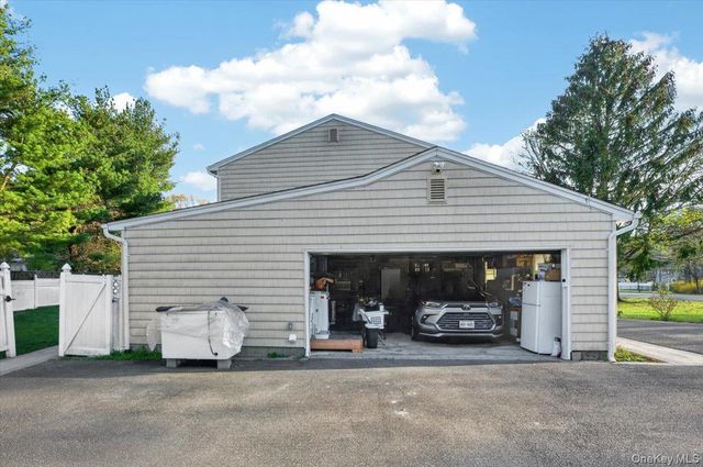 2 Vanderbilt Parkway, Dix Hills, NY 11746