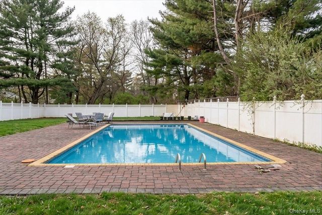 2 Vanderbilt Parkway, Dix Hills, NY 11746