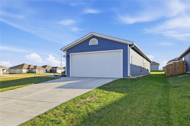 423 Park Hill Drive, Tonganoxie, KS 66086