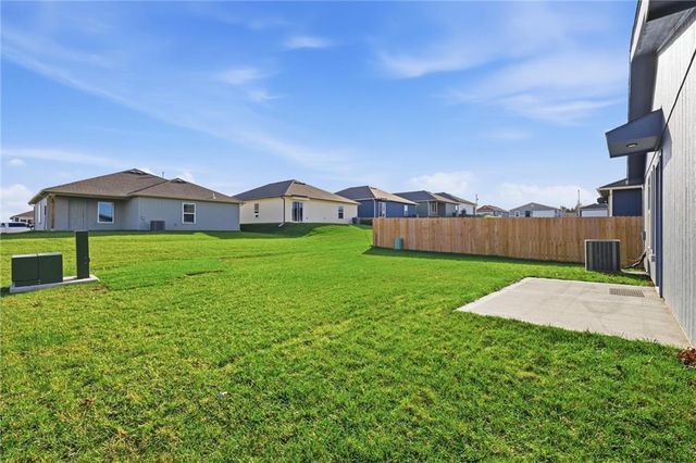 423 Park Hill Drive, Tonganoxie, KS 66086