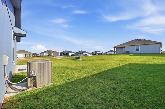 423 Park Hill Drive, Tonganoxie, KS 66086