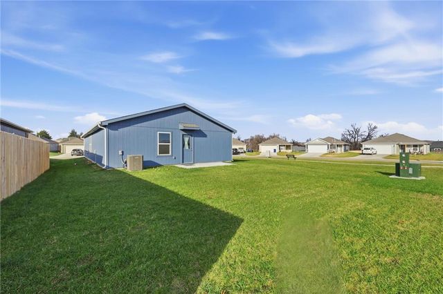 423 Park Hill Drive, Tonganoxie, KS 66086