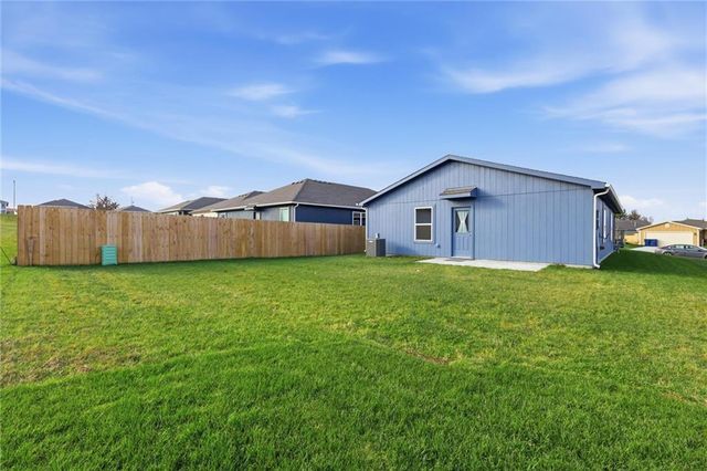 423 Park Hill Drive, Tonganoxie, KS 66086