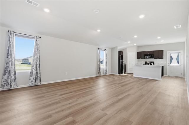 423 Park Hill Drive, Tonganoxie, KS 66086