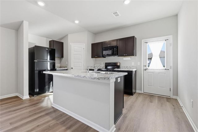 423 Park Hill Drive, Tonganoxie, KS 66086