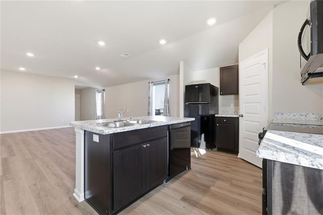 423 Park Hill Drive, Tonganoxie, KS 66086