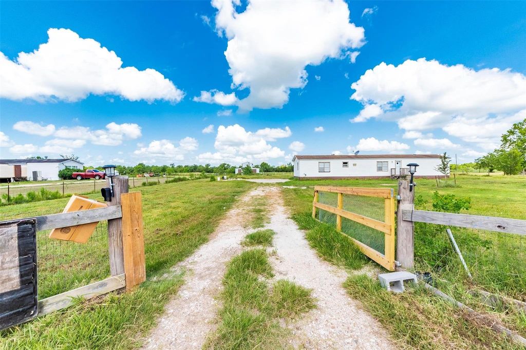 9860 County Road 200, Alvin, TX 77511