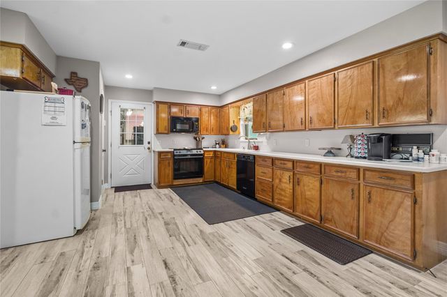 412 Commanche Trail, Wallisville, TX 77597