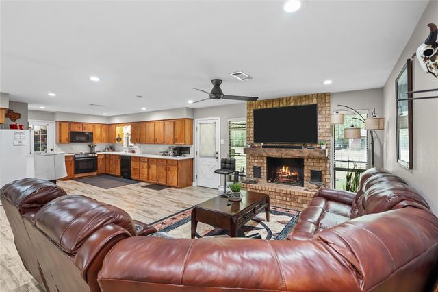 412 Commanche Trail, Wallisville, TX 77597