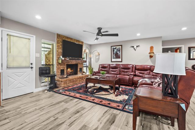 412 Commanche Trail, Wallisville, TX 77597