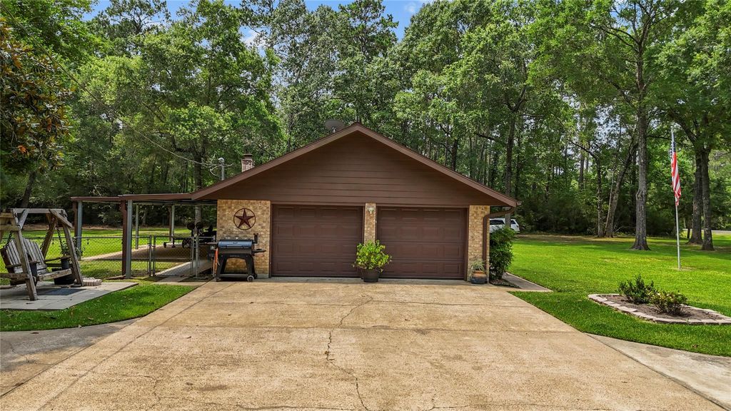 412 Commanche Trail, Wallisville, TX 77597