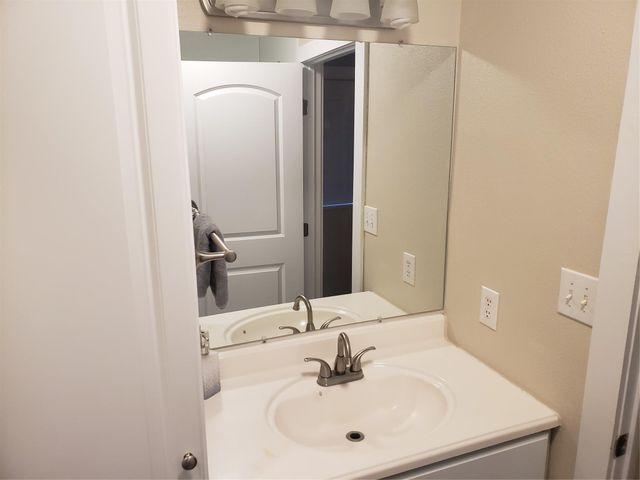 426 Cardinal DR, Paige, TX 78659