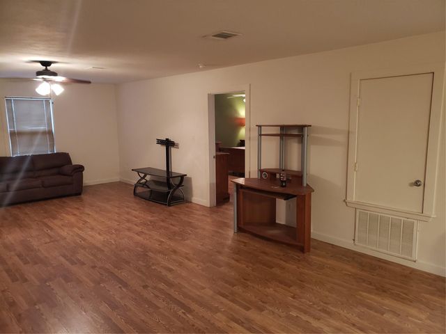 426 Cardinal DR, Paige, TX 78659