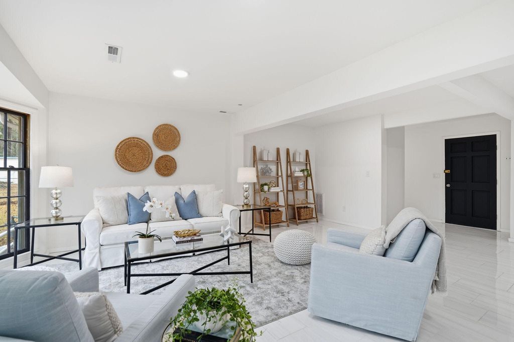 Image 1 of property listing at 104 Hedge Row, Goose Creek, SC 29445