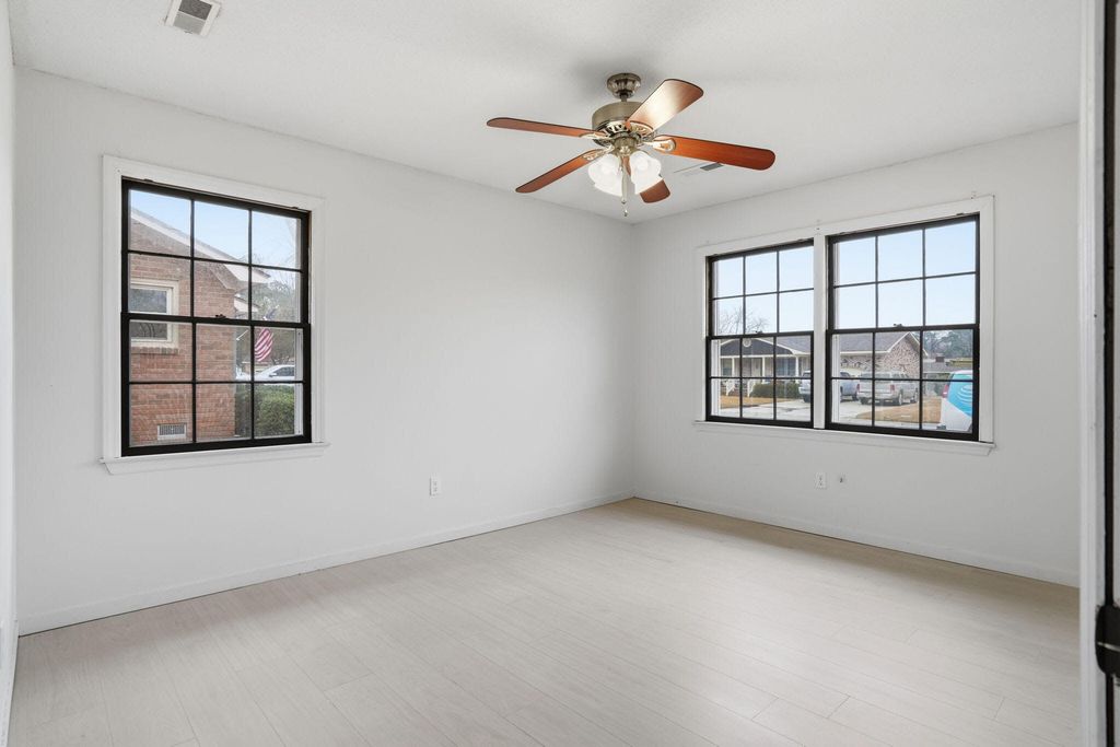 Image 14 of property listing at 104 Hedge Row, Goose Creek, SC 29445