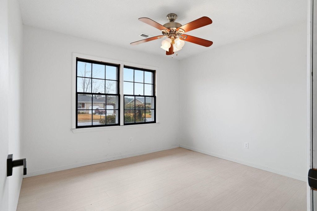 Image 15 of property listing at 104 Hedge Row, Goose Creek, SC 29445