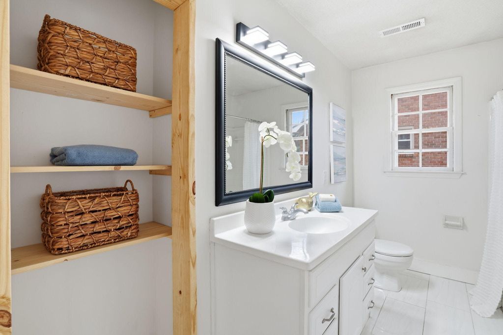 Image 18 of property listing at 104 Hedge Row, Goose Creek, SC 29445